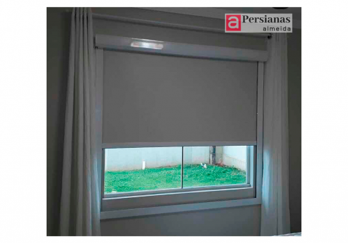 Persiana Rolo c/ Bandô e Guia Lateral / Tecido Opaco Blackout / Cor Branco